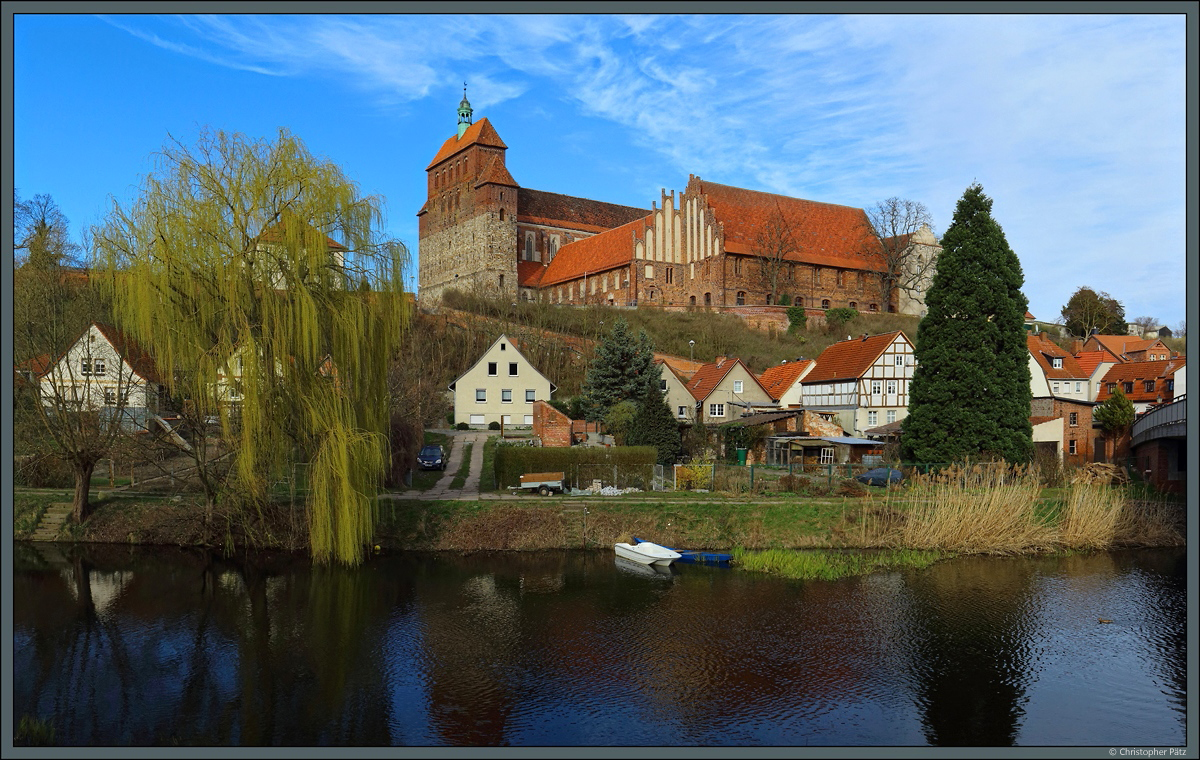 Wahrzeichen von Havelberg ist der 1170 geweihte Dom St. Marien, der auf einer Anhhe oberhalb des Stadtgrabens liegt. (24.03.2019)