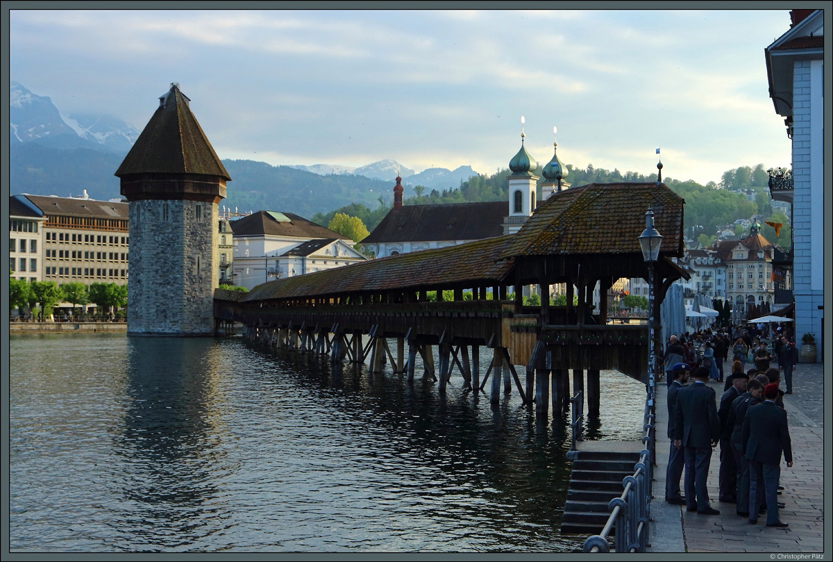 Wahrzeichen von Luzern sind der in der Mitte der Reuss gelegene Wasserturm und die Kapellbrcke, die lteste noch erhaltene hlzerne Brcke Europas. (27.04.2022)