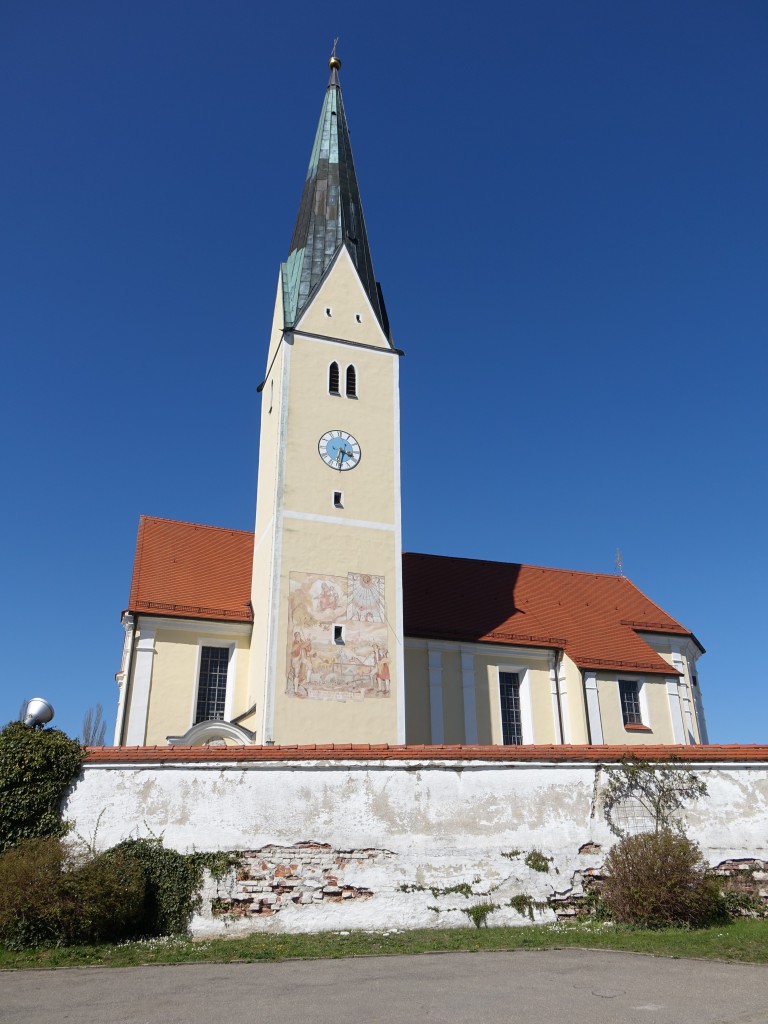Waidhofen a. d. Paar, Pfarrkirche Mari Reinigung, erbaut von 1718 bis 1726 unter Pfarrer Kaltenegger, Turm 15. Jahrhundert von der Vorgngerkirche (15.04.2015)