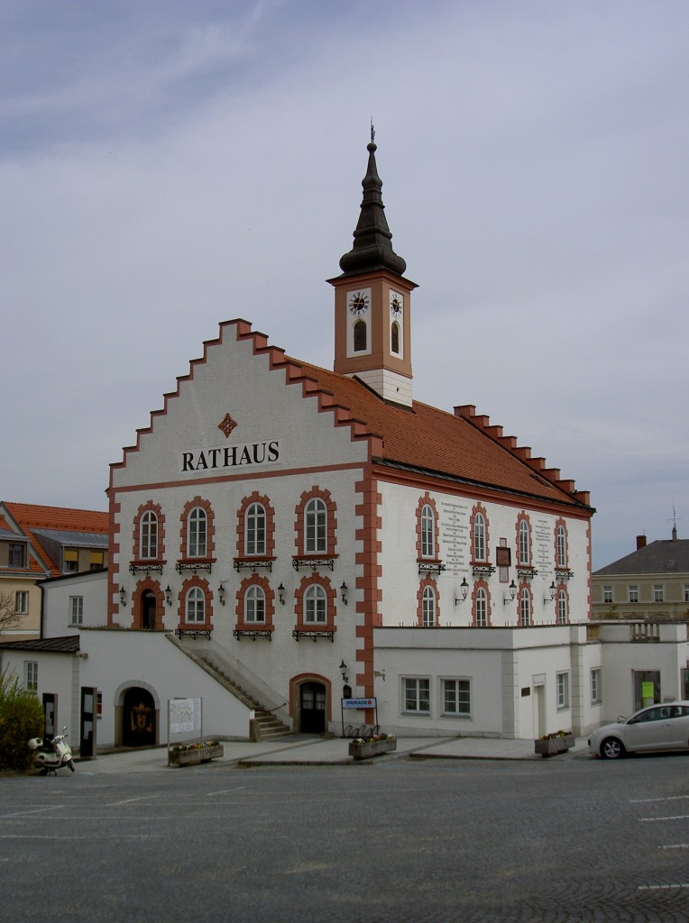 Waidhofen an der Thaya, Rathaus am Hauptplatz, erbaut im spten 16. Jahrhundert, Firsttrmchen von 1722 (18.04.2014)