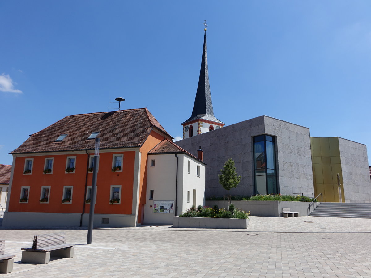 Waigolshausen, Rathaus und Pfarrkirche St. Jakobus in der Kirchstrae (27.05.2017)