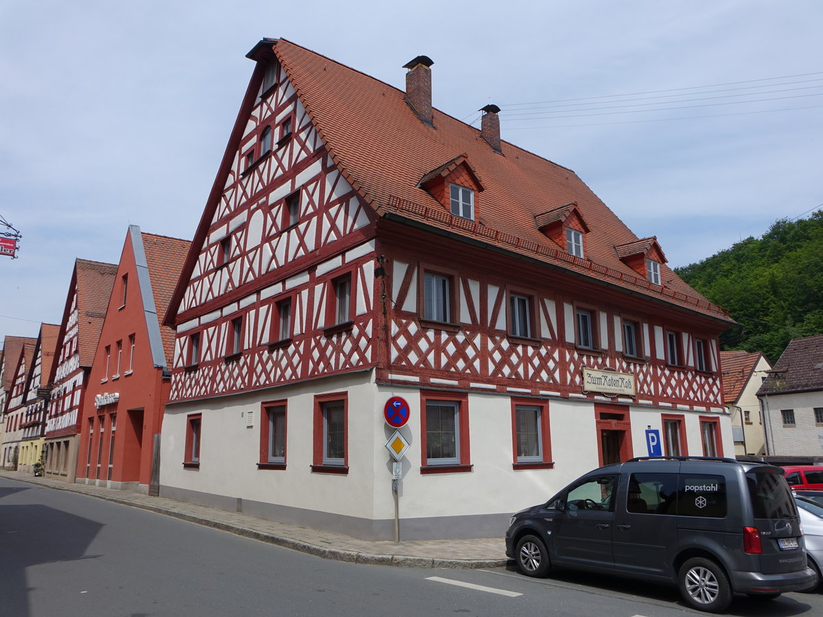 Waischenfeld, Gasthof Rotes Ross in der Hauptstrae, zweigeschossiger Bau mit massivem Erdgeschoss, Trgewnde aus Sandstein, Obergeschoss und Giebel reiches Fachwerk mit Andreaskreuzen (19.05.2018)