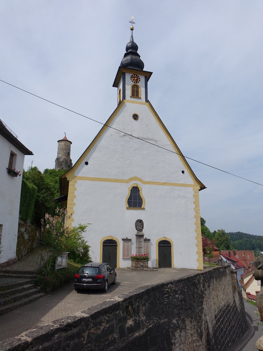 Waischenfeld, Pfarrkirche St. Johannes, Aus einer Burgkapelle hervorgegangener Saalbau mit eingezogenem 5/8-Chorschluss, dort Strebepfeiler mit Architekturplastik, Walmdach und Dachreiter, 1550 vom Wiener Weihbischof Friedrich Grau (Nausea) begonnen, das Langhaus 1552–1554 vereinfacht zu Ende gefhrt, 1585 geweiht (19.05.2018)