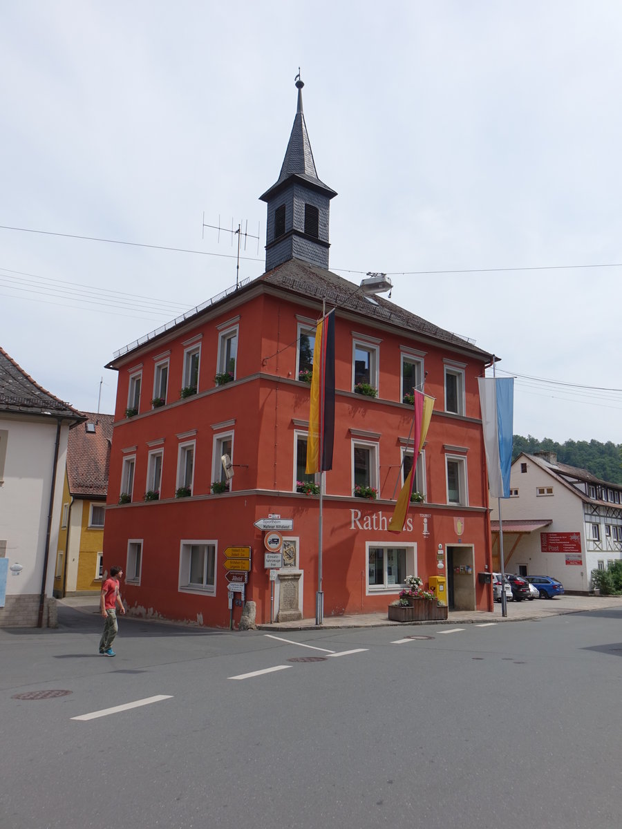 Waischenfeld, Rathaus am Marktplatz, Dreigeschossiger Zeltdachbau mit Dachreiter in Ecklage, 1633 ausgebrannt und wieder aufgebaut, 1877-1879 Umbau und Einrichtung zweier Klassenzimmer im Erdgeschoss, an der Fassade Wappenschild des Hochstifts Bamberg (19.05.2018)