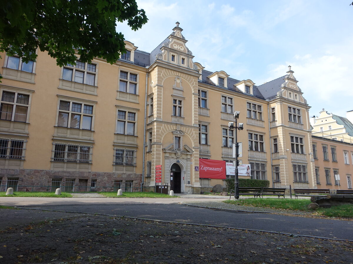 Walbrzych / Waldenburg, Schloss Waldenburg, erbaut von  1606 bis 1628 fr Diprand von Czettritz. Seit 1738 war es im Besitz der Grafen von Hochberg. Seit 2004 ist im Schloss die Staatliche Fachhochschule „Angelus Silesius“ untergebracht (11.09.2021)