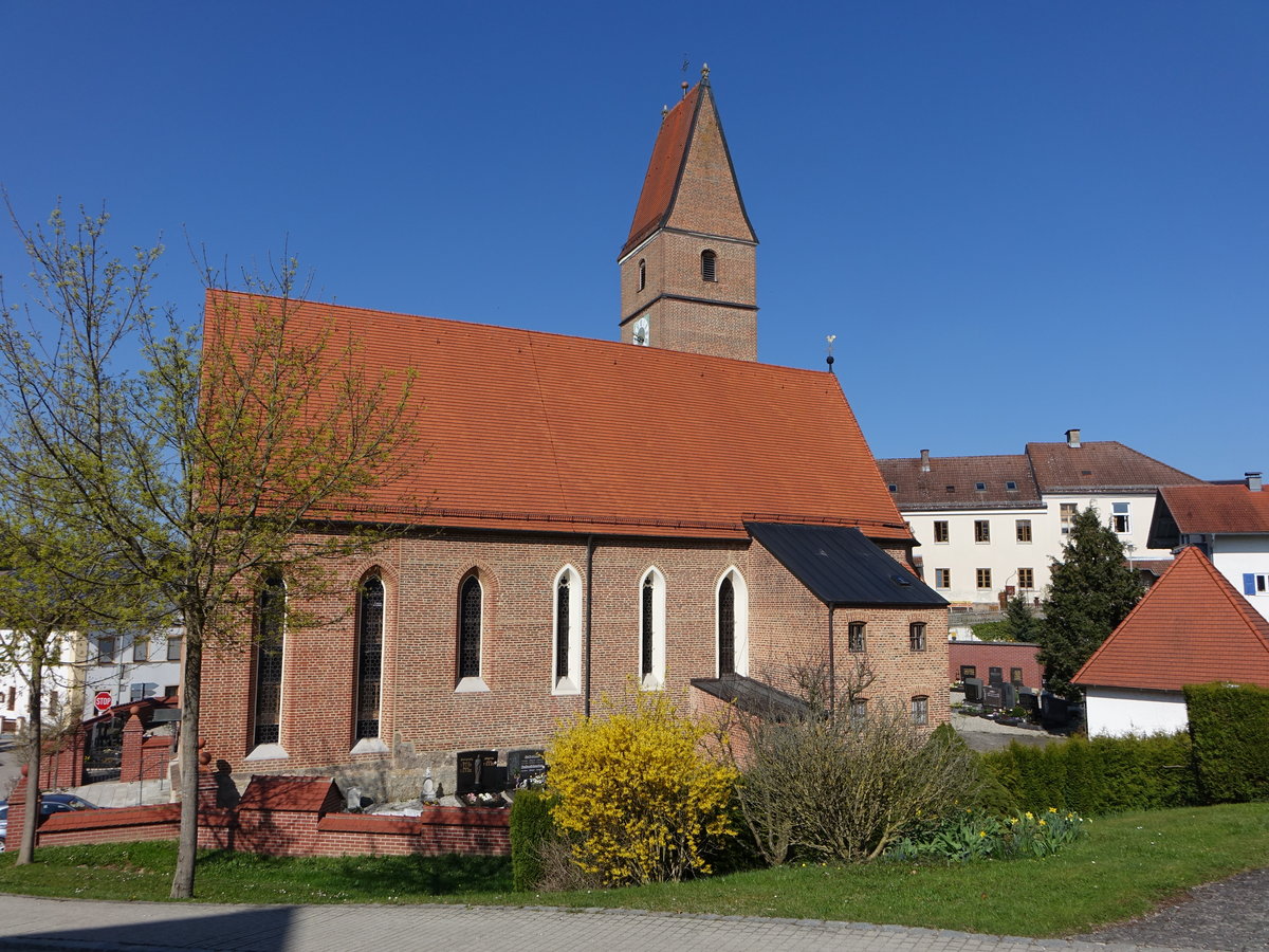 Walburgskirchen, Dde sptgotische Pfarrkirche St. Walburga entstand um 1500, der Turm stammt aus dem 13./14. Jahrhundert. 1882 wurde die Kirche vergrert (09.04.2017)