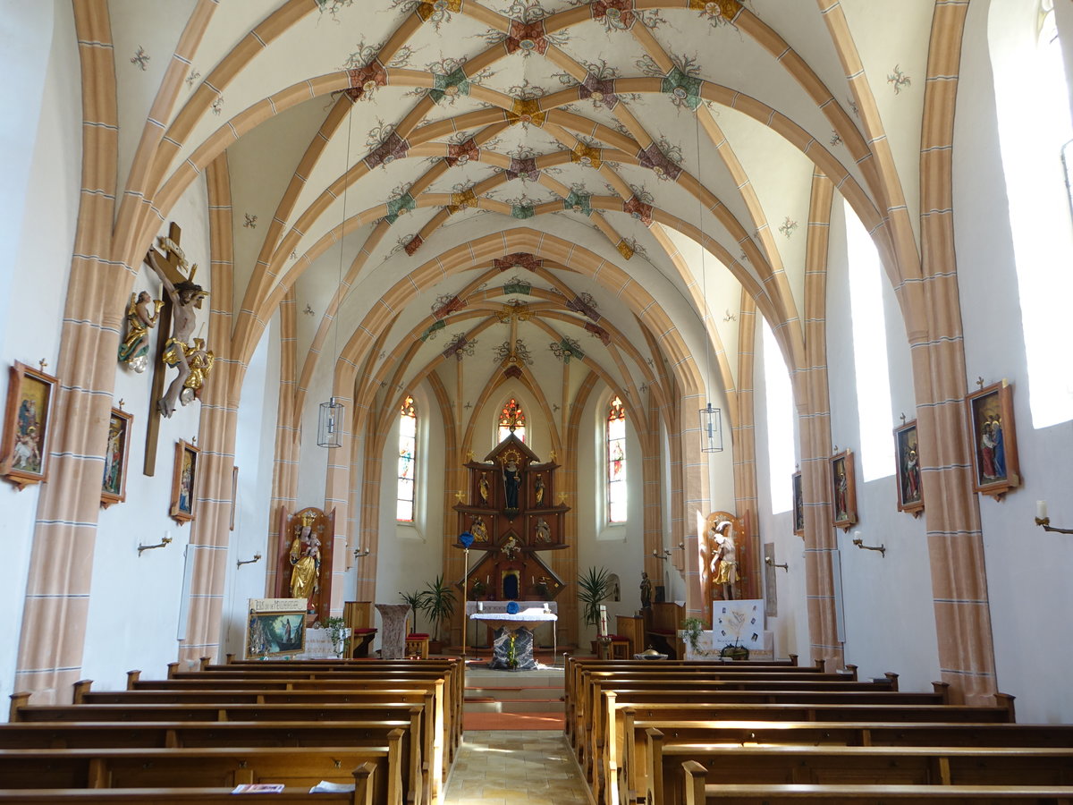 Walburgskirchen, Innenraum der Pfarrkirche St. Walburga, der Backsteinbau hat ein Parallelrippengewlbe und ist modern ausgestattet (09.04.2017) 