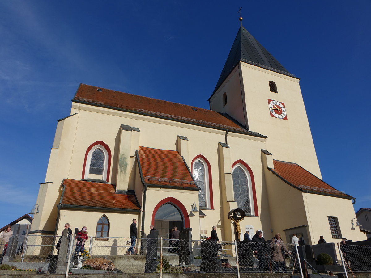 Walchsing, St. Michael Kirche, sptgotischer Bau des spten 15. Jahrhunderts mit einem im Kern lteren romanischen Chorturm, 
vierjochiges Kirchenschiff mit Netzgewlbe (20.11.2016)