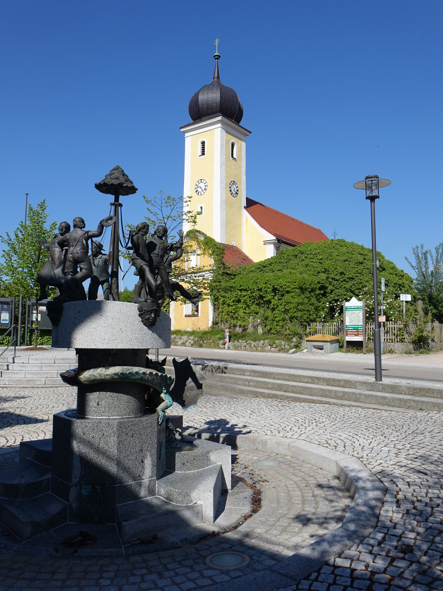 Wald, kath. Pfarrkirche St. Laurentius, Saalbau mit Satteldach, eingezogenem Chor und Westturm mit Zwiebelhaube, erbaut bis 1890 (02.06.2017)