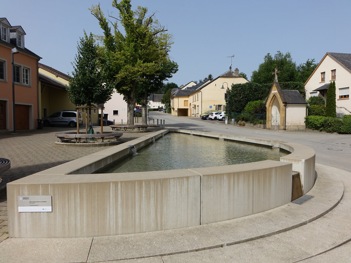 Waldbredimus, Kapelle und Brunnen in der Rue Principale (18.06.2022)