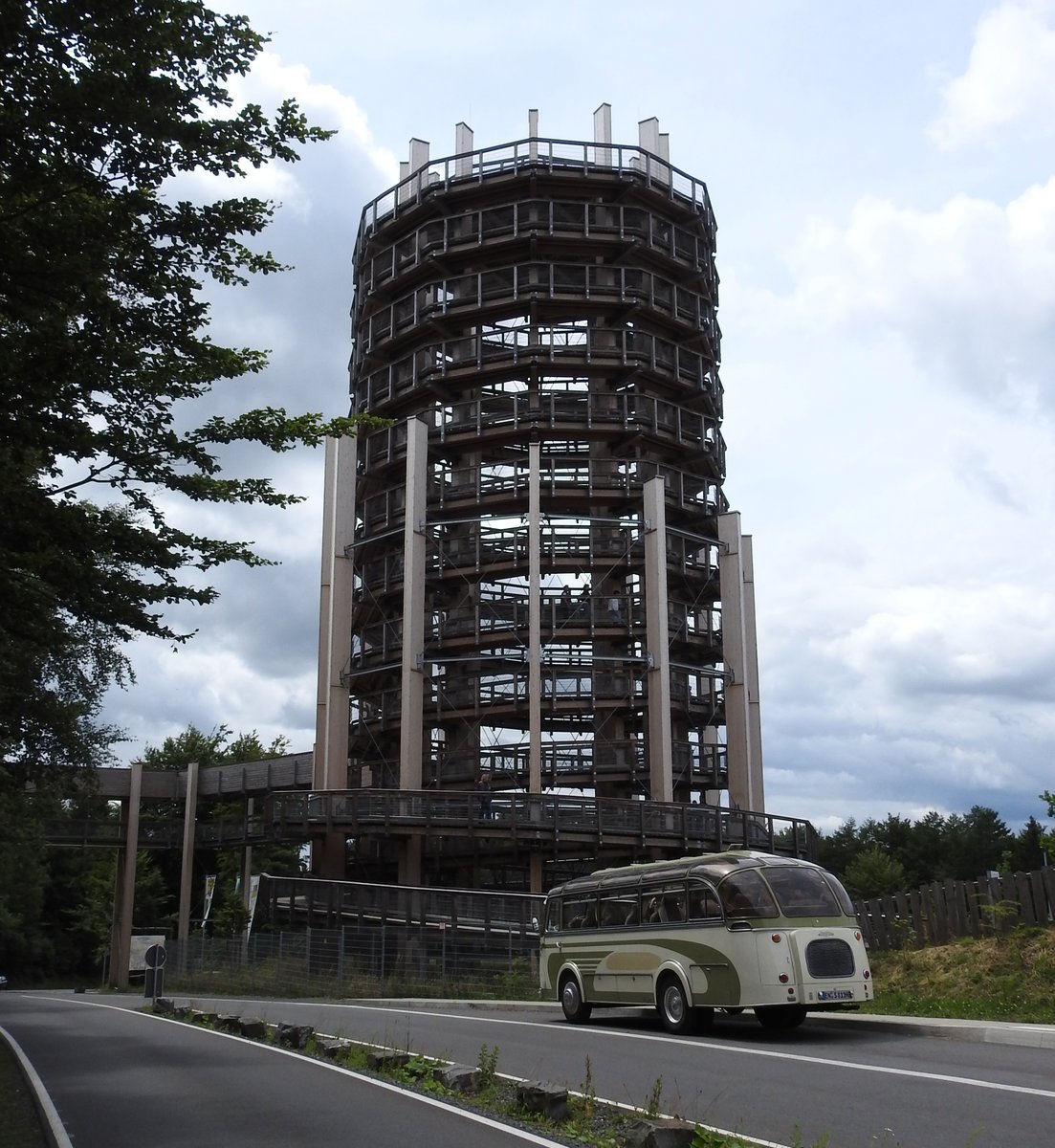 WALDBRHL/BERGISCHES LAND-AUSSICHTSTURM  PANARBORA 
ABSOLUT lohnenswert im BERGISCHEN LAND,der 40-Meter-Aussichtsturm  PANARBORA ,barrierefrei
konstruiert,man kommt sogar im Rollstuhl hoch-
oben eine fantastische Rundumsicht auf WESTERWALD/SIEGTAL/BERGISCHES LAND/RHEINTAL bis KLN-
den bildschnen NEOPLAN-Oldtimer-Bus davor gabs als Zugabe...am 30.6.2017