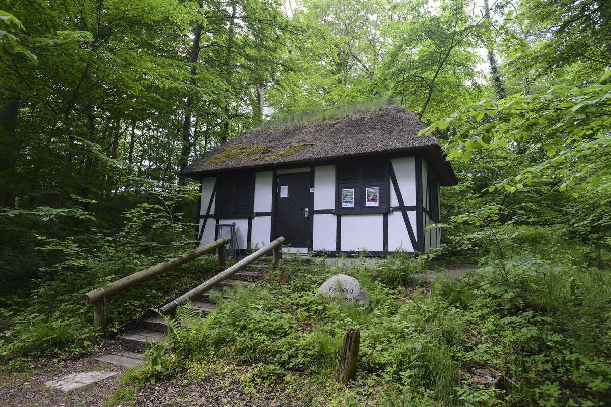 Waldhaus an der Freilichtbhne im Pattburger Wald (dnisch Padborg Skov). Das Haus liegt direkt am Gendarmenpfad. Aufnahme: 28. Mai 2023.