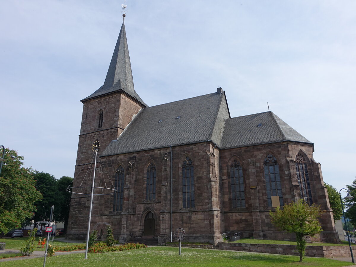 Waldkappel, evangelische St. Georg Kirche am Kirchplatz (04.06.2022)
