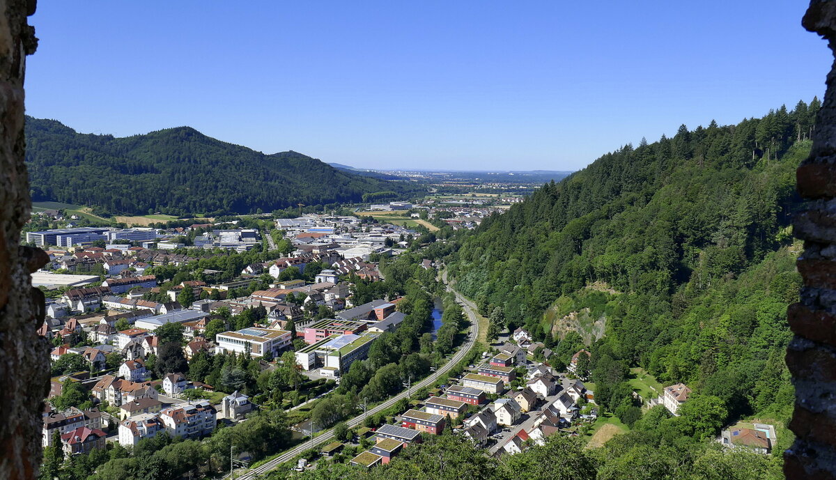 Waldkirch, Blick von der Kastellburg auf den sdlichen Teil der Stadt und den bergang des Elztales in die Rheinebene, Juli 2022