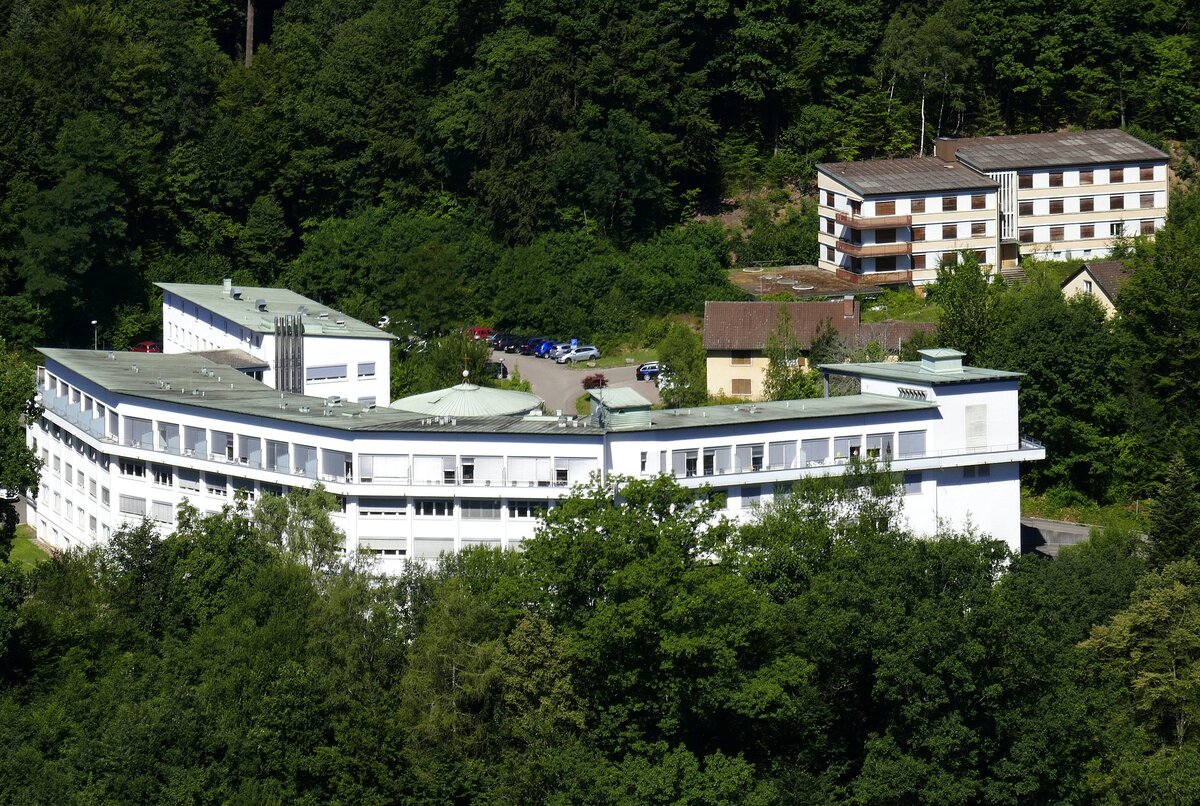 Waldkirch, Blick von der Ruine der Kastelburg auf die nahe gelegene BDH-Klinik, Juli 2022