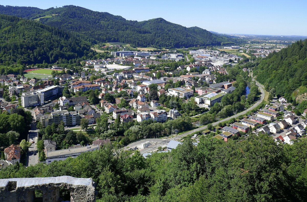 Waldkirch, Blick von der Ruine der Kastelburg nach Sd-West, ber die Stadt und zum bergang vom Elztal in die Rheinebene, Juli 2022