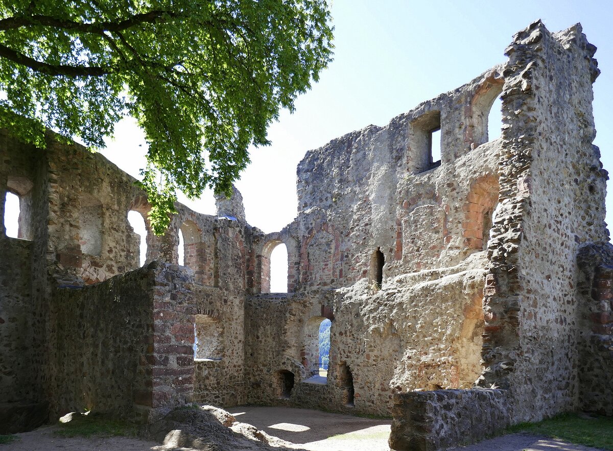 Waldkirch, der ehemalige Palas der Kastelburg, die Burgruine ist saniert und gut begehbar, Juli 2022