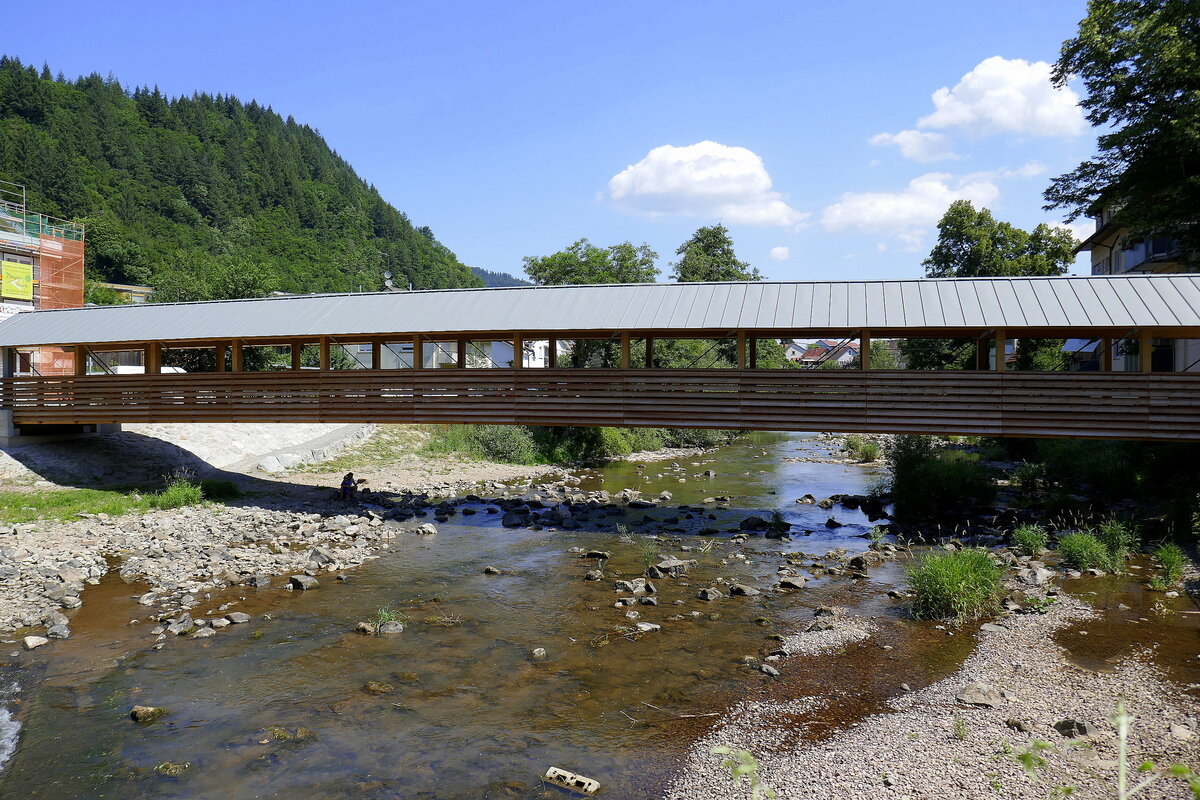 Waldkirch, der neue Jnglingssteg ber die Elz, die Holzbrcke mit Dach fr Fugnger und Radfahrer ist seit November 2021 erffnet und verbindet die Altstadt mit dem Bahnhof der Elztalbahn, Juli 2022