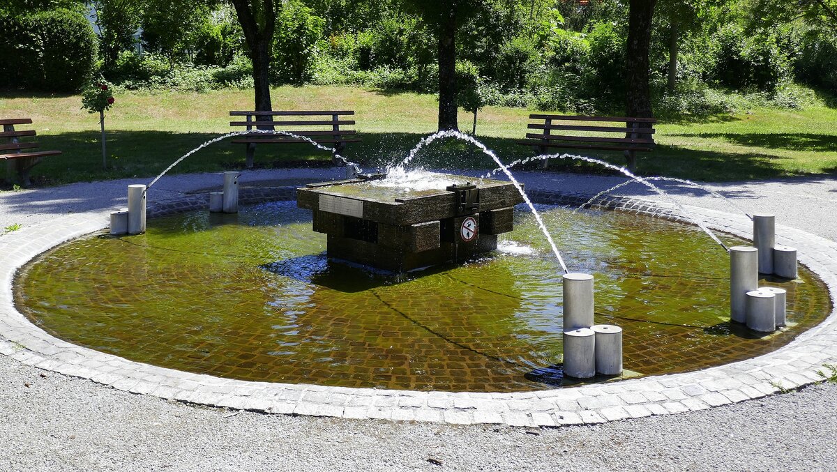 Waldkirch, der Orgelbrunnen im Rosengarten am Stadtrainsee, 2015 eingeweiht, Juli 2022