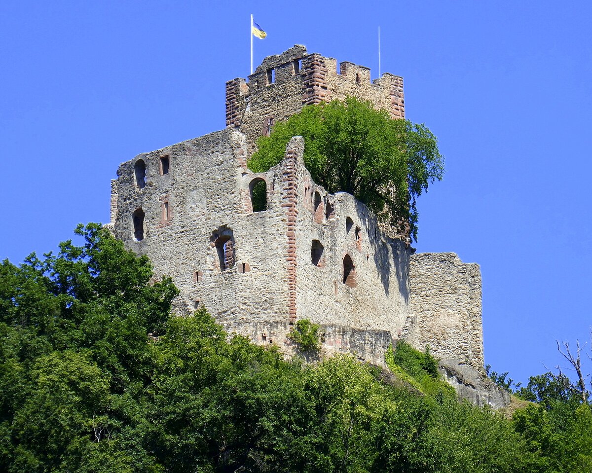 Waldkirch, die Ruine der Kastelburg befindet sich ca. 100m ber der Stadt und bietet einen groartigen Ausblick, Juli 2022