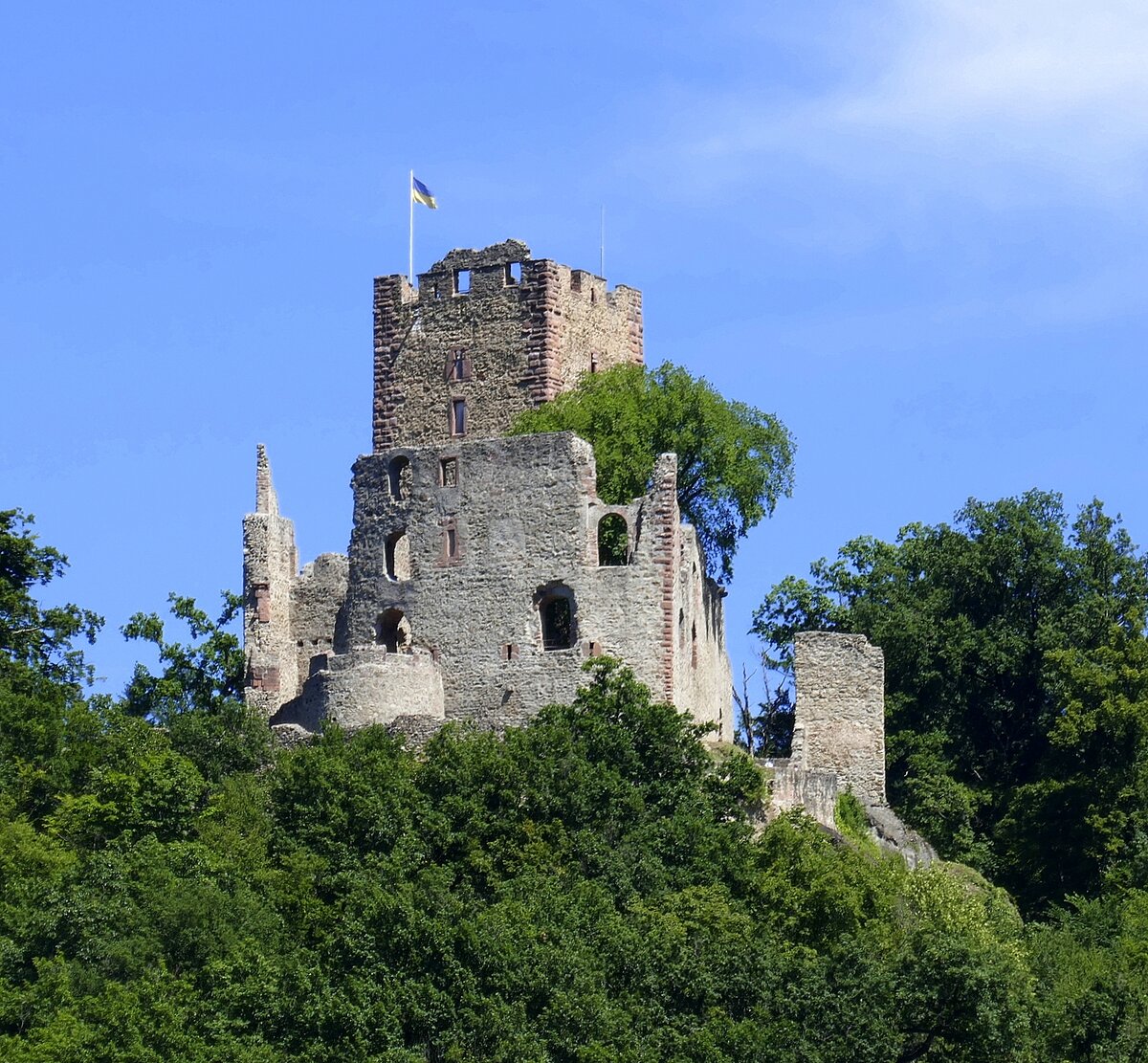 Waldkirch, die Ruine der Kastelburg, hoch ber der Stadt, saniert und gut begehbar mit toller Aussicht, Juli 2022