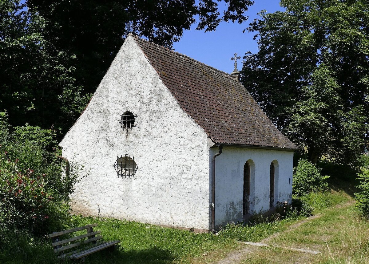 Waldkirch-Siensbach, die Neungeschwisterkapelle von 1750, alleinstehend auerhalb des Ortes, sie ist der Hl. Notburga und ihren neun Kindern gewidmet, Juli 2022