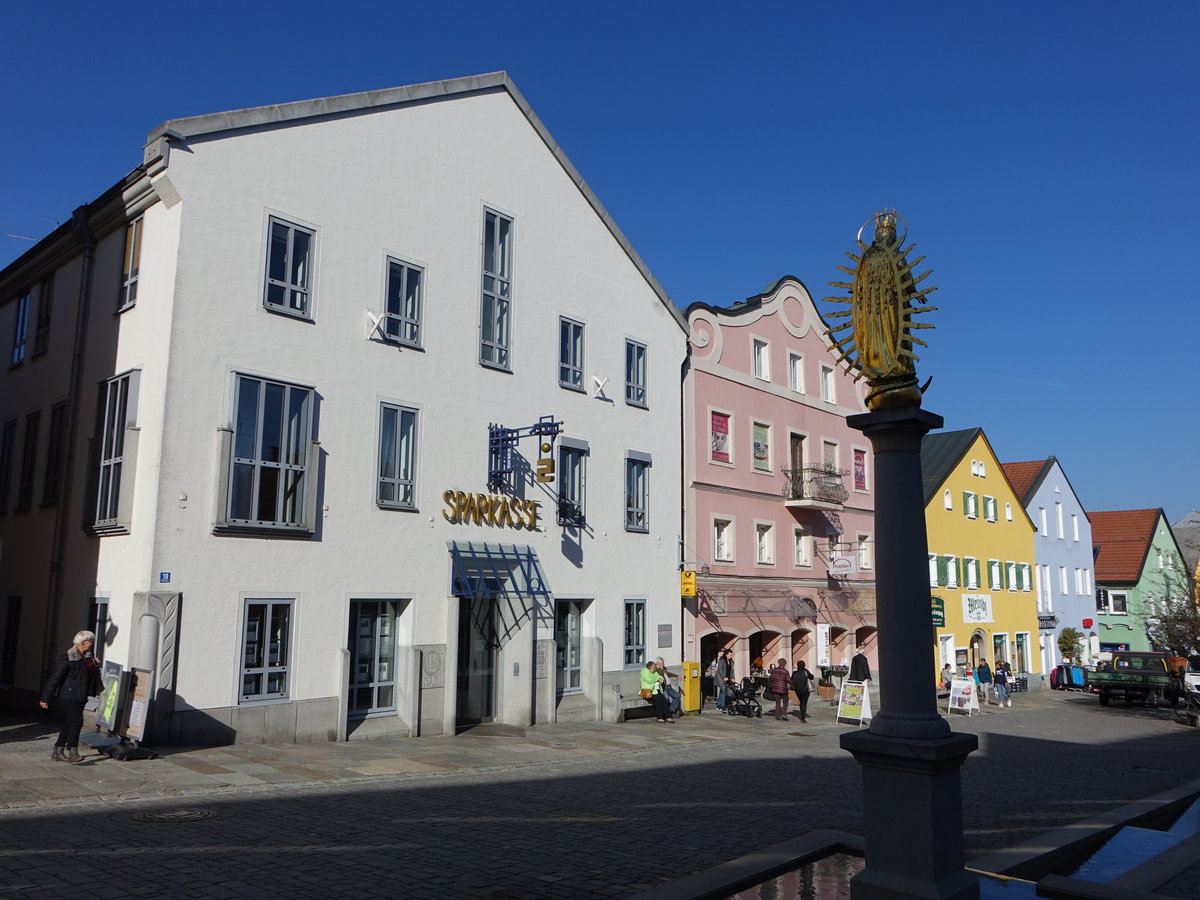 Waldkirchen, Mariensule und Gebude am Marktplatz (22.10.2018)