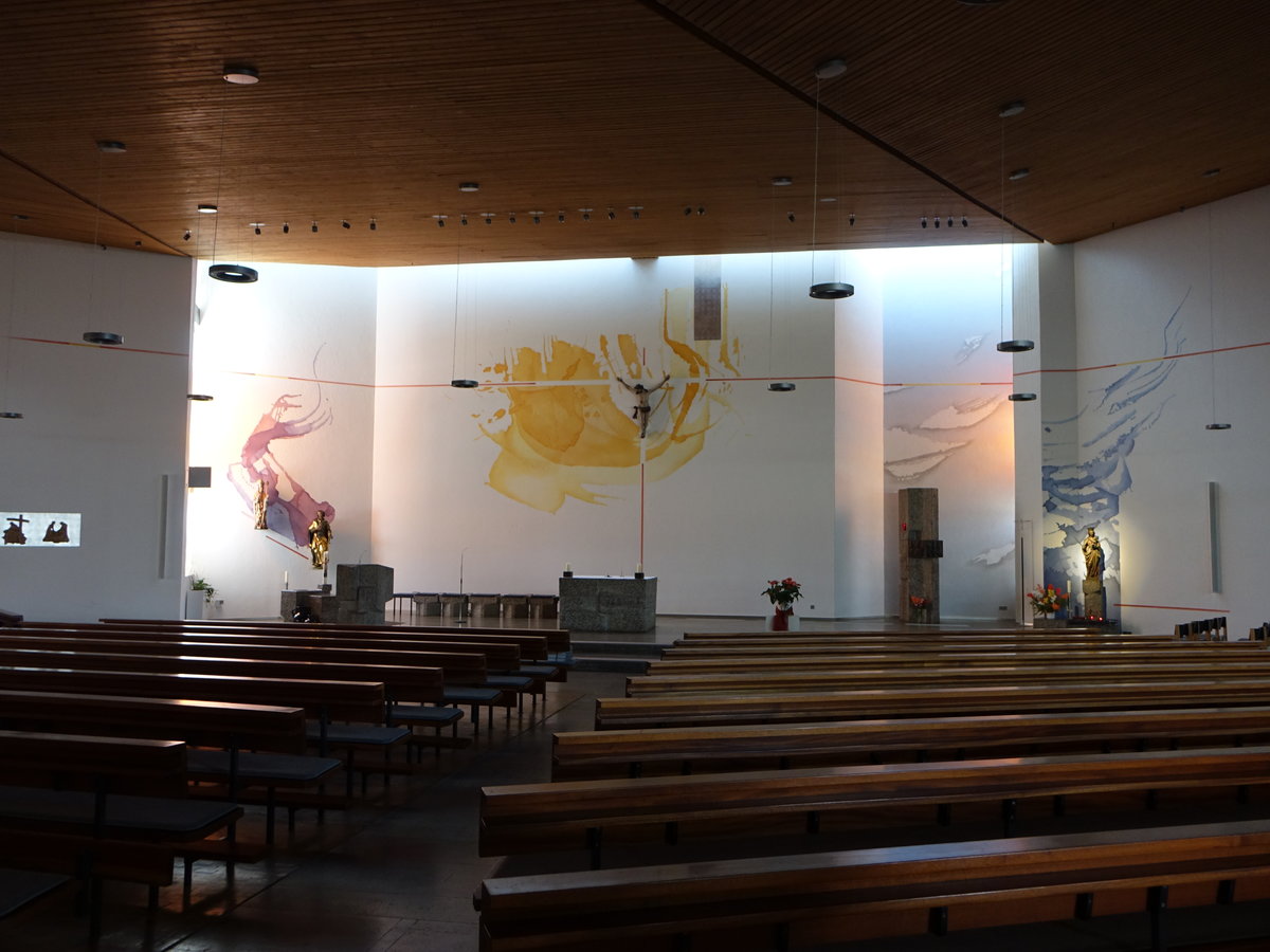 Waldmssingen, Innenraum der St. Valentin Kirche, erbaut 1970 durch die Architekten Gerold, Albrecht und Wilhelm Reutte, Farbfenster gestaltet durch Iris Steim. Altar, Ambo und Taufstein von Alfred Appenzeller, Innenausmalung von Thomas Kammerer (19.08.2018)