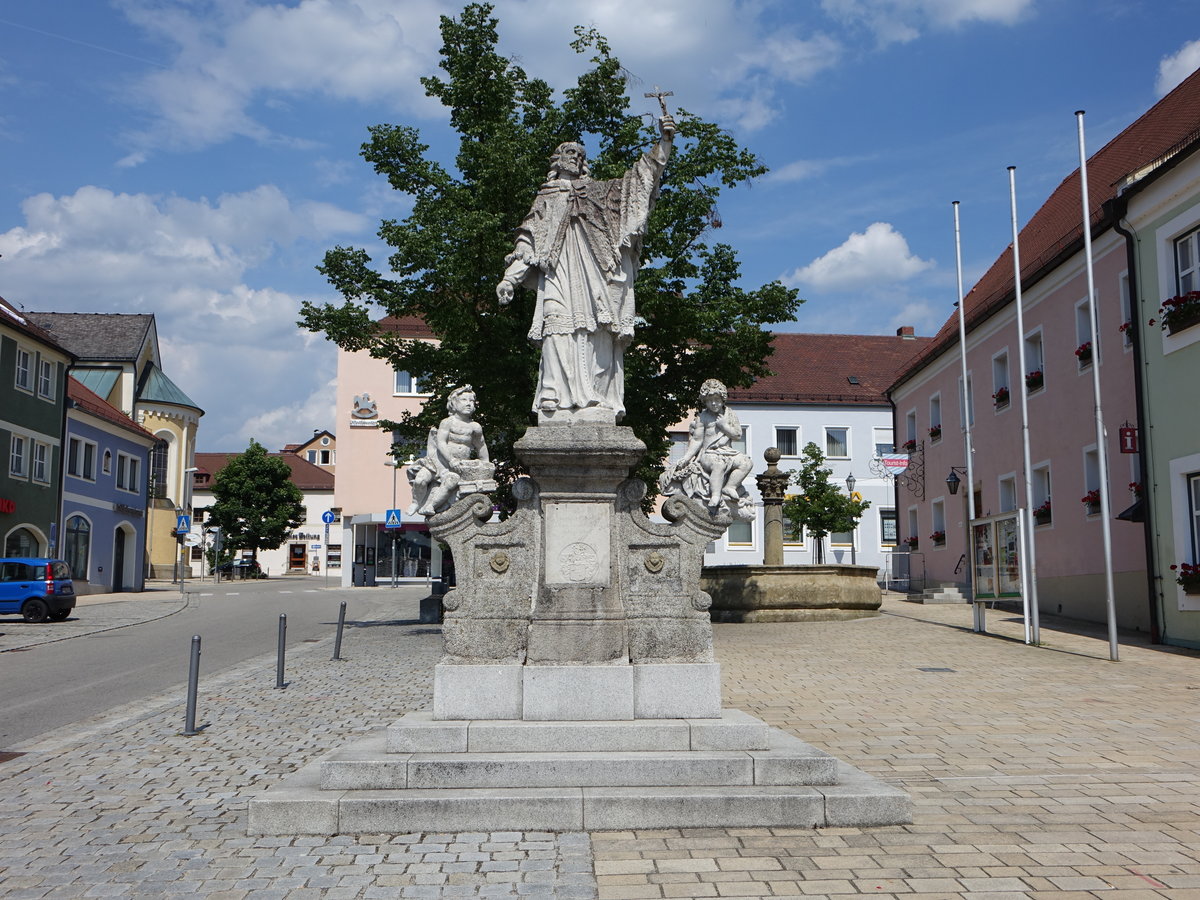 Waldmnchen, Figur des hl. Johannes Nepomuk am Marktplatz, erbaut 1769 (03.06.2017)