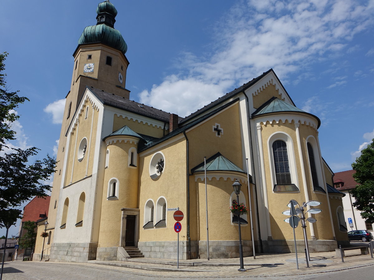 Waldmnchen, kath. Stadtpfarrkirche St. Stephan, dreischiffige Basilika mit Querhaus, erbaut ab 1658 (03.06.2017)