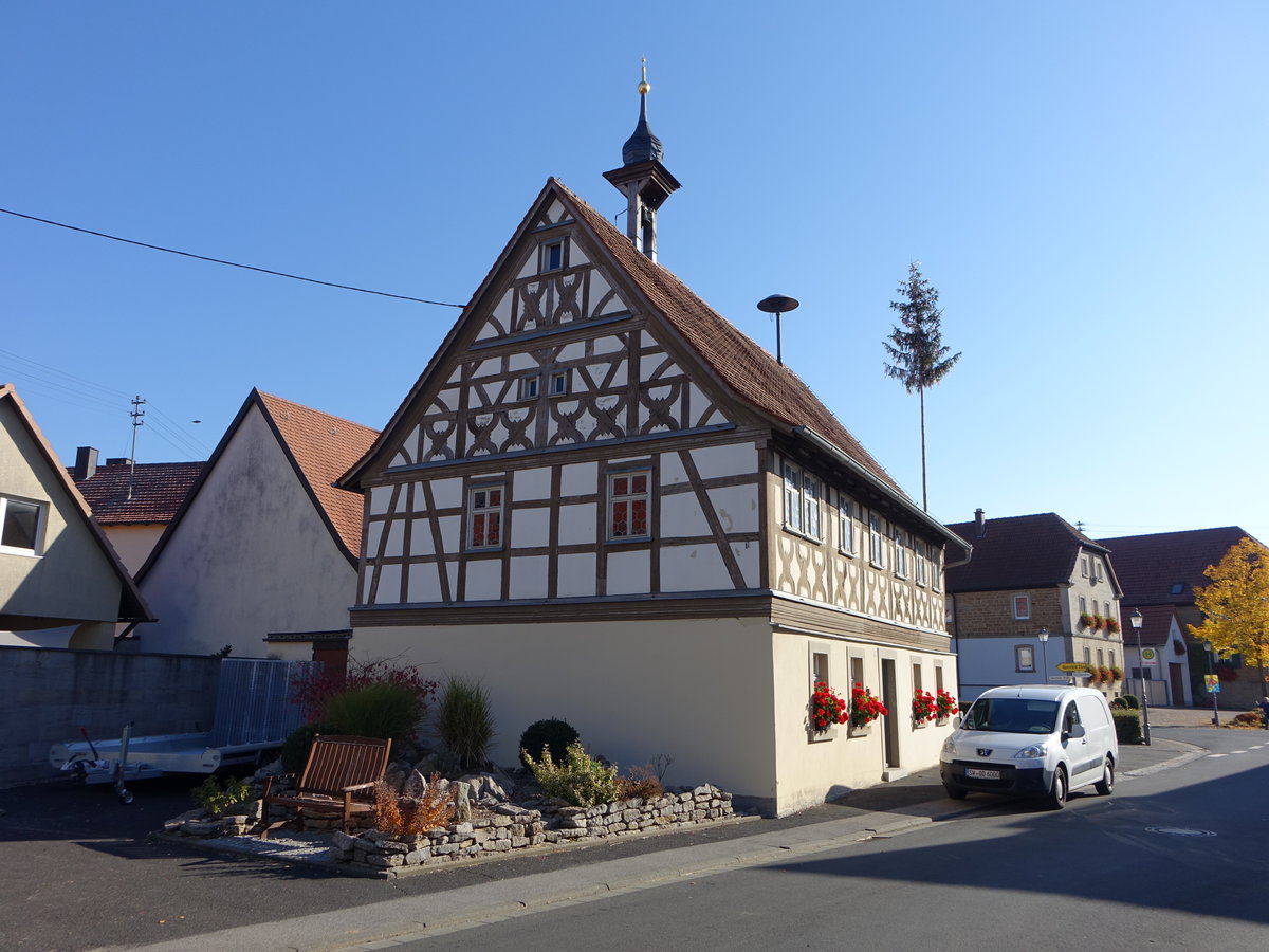 Waldsachsen, Rathaus, zweigeschossiger Satteldachbau mit Zierfachwerkobergeschoss und Dachreiter, erbaut im 17. Jahrhundert (15.10.2018)