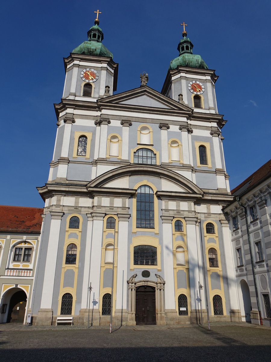 Waldsassen, Klosterkirche Maria Himmelfahrt, mchtige Wandpfeilerkirche, Vierung mit Pendentivkuppel, eingezogenem Langchor, erbaut von  1685 bis 1704 durch Abraham Leuthner und Georg Dientzenhofer, Zweiturmfassade ab 1697 von Bernhard Schieer (22.04.2018)