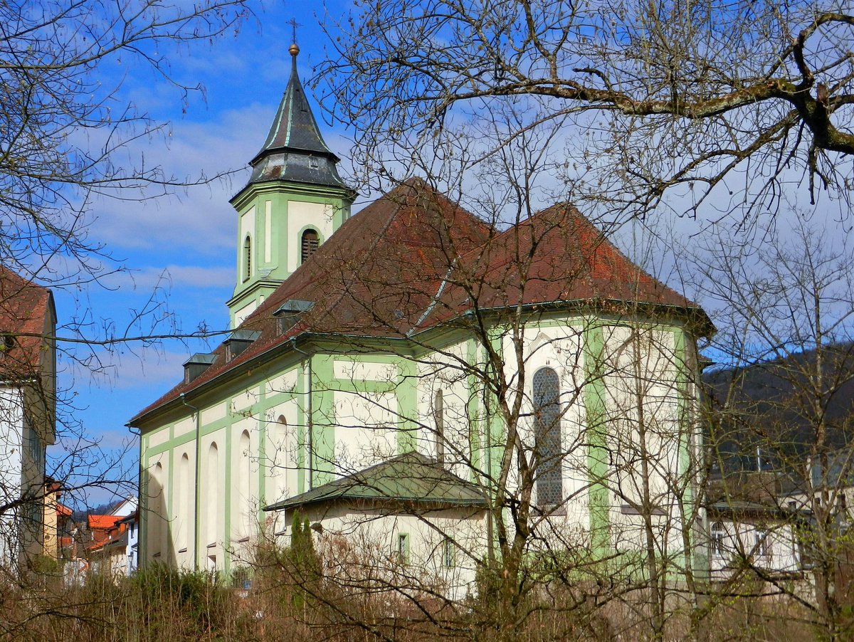 Waldshut, katholische Pfarrkirche Liebfrauen. Baubeginn: 1804, Benediktion: 15. August 1808. Die letzte Innenrenovation der Liebfrauenkirche war 2006, die Auenrenovation 2015 (die grne Farbe ist leider nicht mehr da) - 30.03.2012