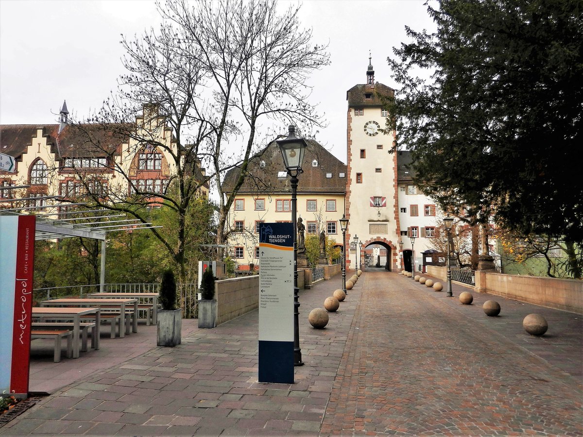 Waldshut, Schaffhauser Tor und Brcke, menschenleer am Allerheiligen - 01.11.2012