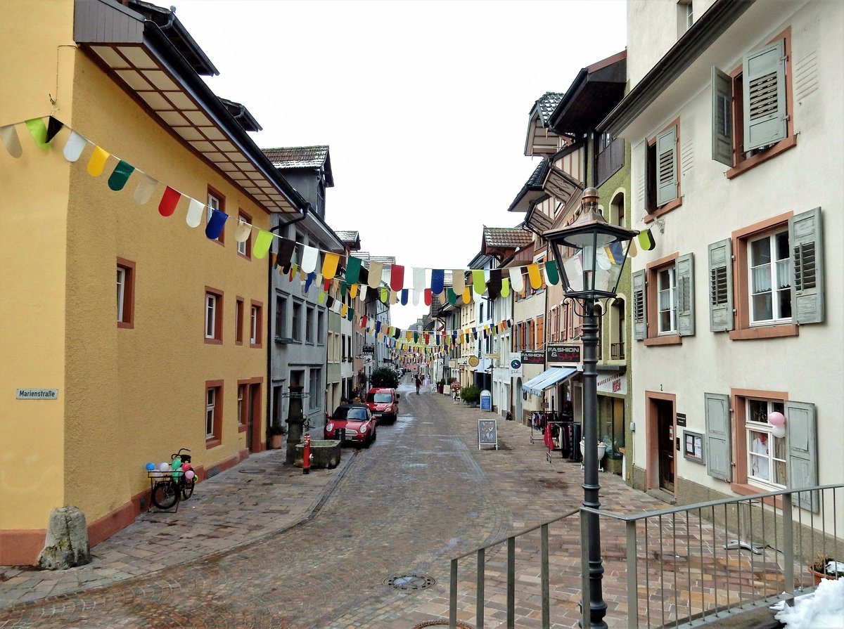 Waldshut, die Wallstrae mit Fasnacht-Dekoration - 03.02.2015