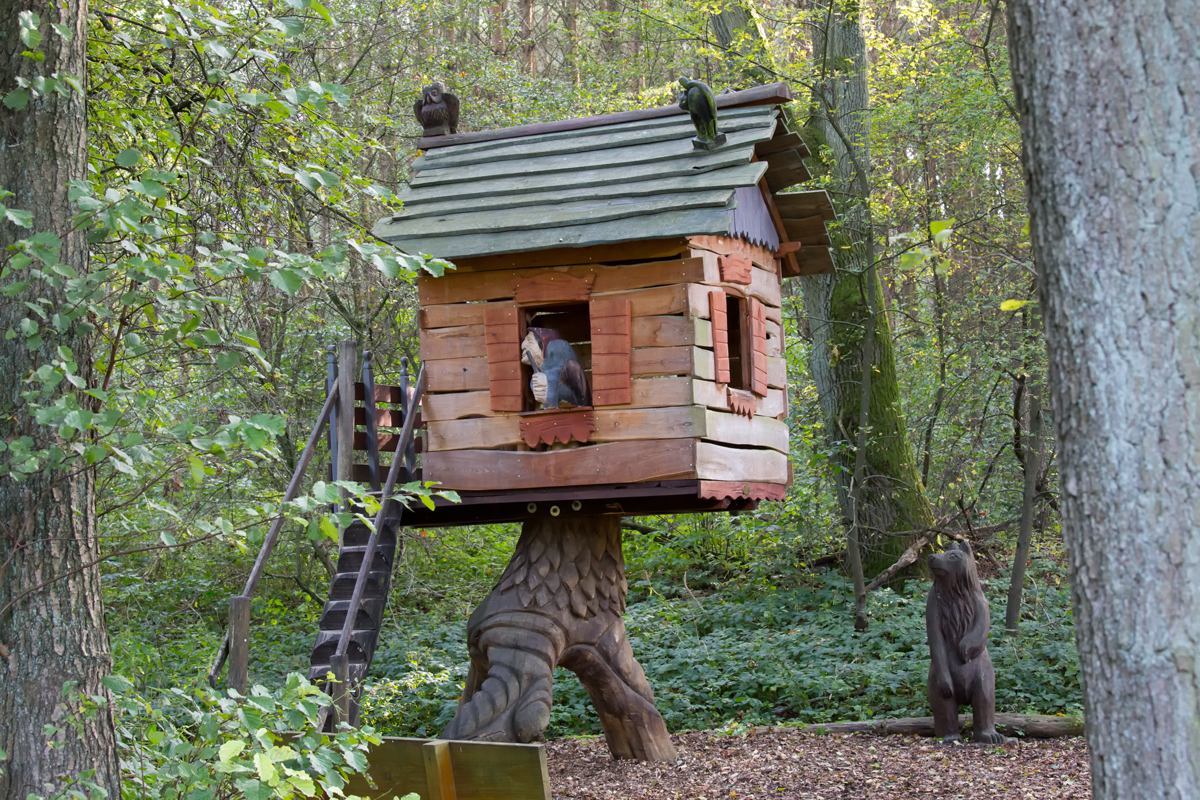 Waldspielplatz mit Hexenhaus im Brenwald Mritz. 