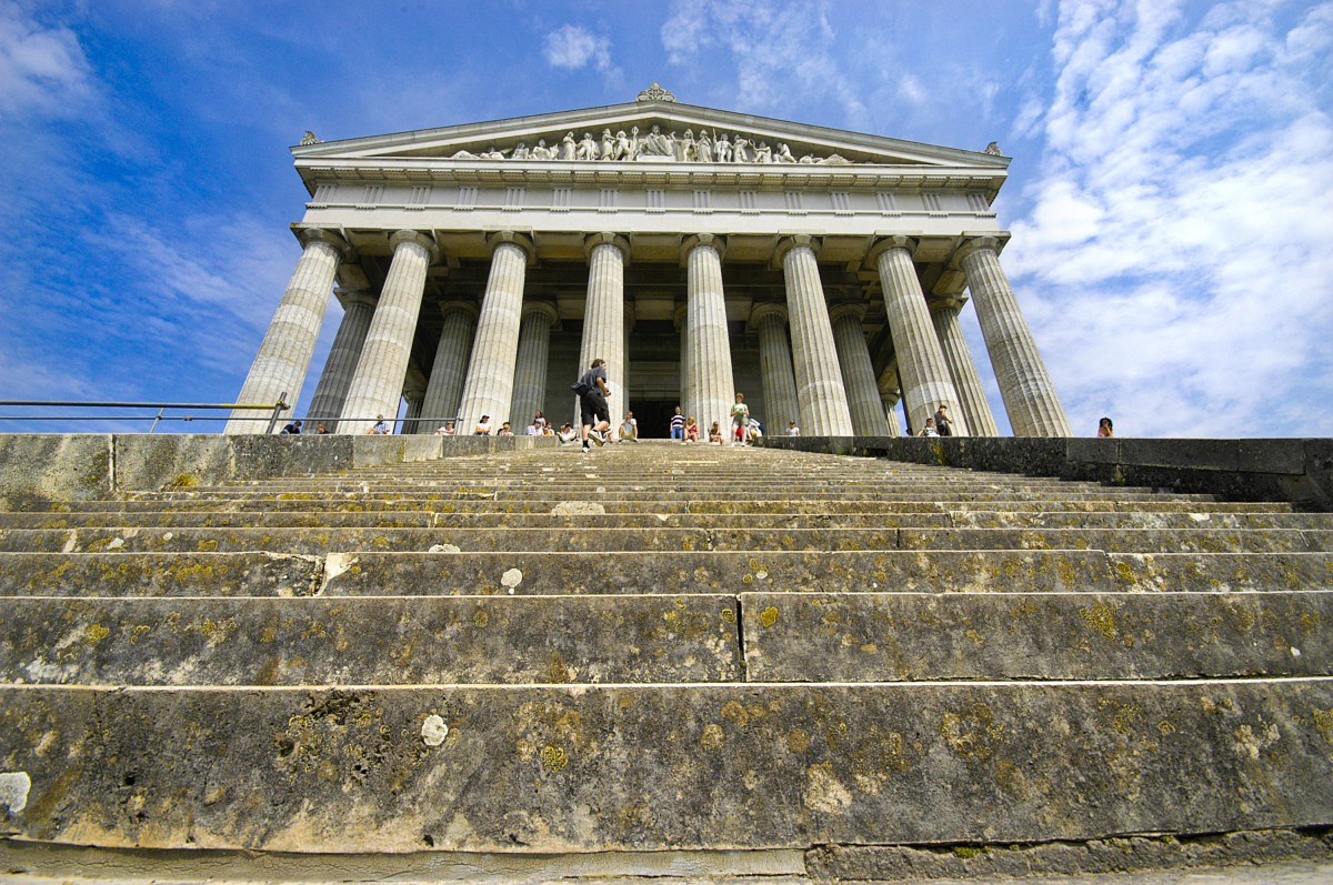 Walhalla in Donaustuff. In der Gedenksttte im bayerischen Landkreis Regensburg werden - ursprnglich auf Veranlassung des bayerischen Knigs Ludwig I. - seit 1842 bedeutende Persnlichkeiten teutscher Zunge mit Marmorbsten und Gedenktafeln geehrt. Benannt ist sie nach Walhall, der Halle der Gefallenen in der nordischen Mythologie. Aufnahme: Juli 2008.