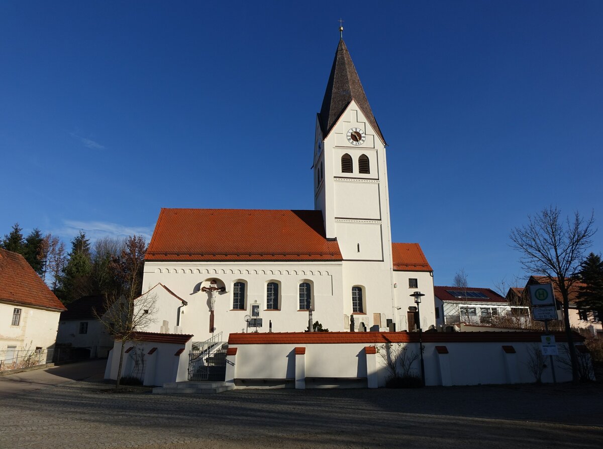 Walkersbach, Pfarrkirche St. Martin, verputzte Satteldachbau mit Bogenfries, sptgotischer Chor aus dem 15. Jahrhundert, verndert im 18. Jahrhundert (27.12.2015)