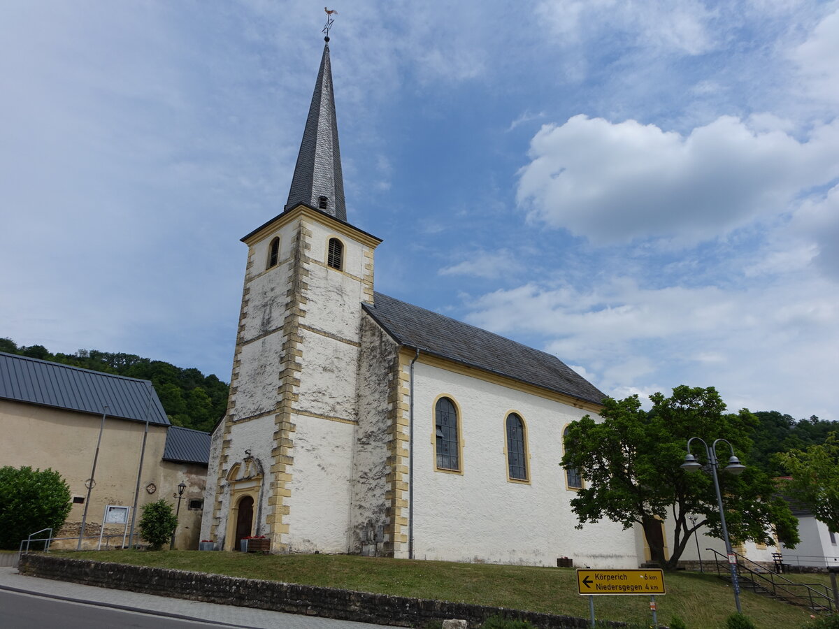 Wallendorf, kath. Pfarrkirche St. Peter und Paul, erbaut 1748 (22.06.2022)