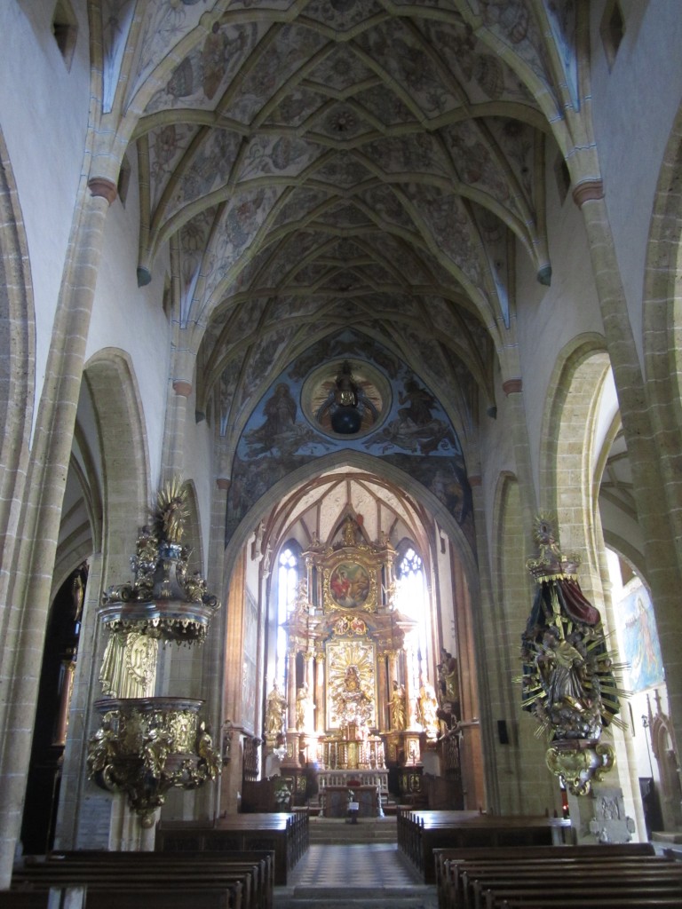Wallfahrtskirche Maria Saal, Hochaltar von 1714, Stern- und Netzrippengewlbe (02.10.2013)