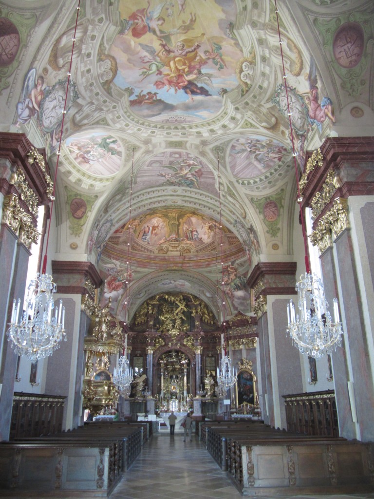 Wallfahrtskirche Maria Taferl, einschiffiges Langhaus, Malereien von Antonio Beduzzi, Hochaltar von Johann Michael Prunner (1734), Seitenaltre von Jakob Mssl,
Altarbilder von Martin Johann Schmidt (22.09.2013)