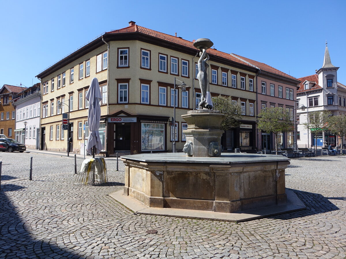 Waltershausen, Brunnen und Häuser am Markt (16.04.2022)