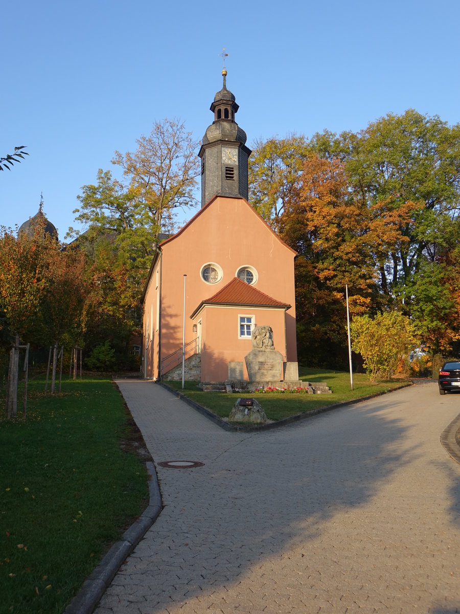 Waltershausen, evangelische Pfarrkirche St. Georg, Saalkirche mit Satteldach, erbaut im 16. Jahrhundert (16.10.2018)