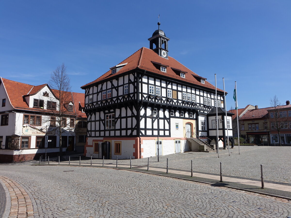 Waltershausen, historisches Rathaus am Markt, erbaut 1441 (16.04.2022)