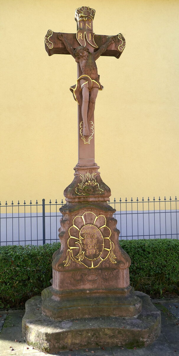 Waltersweier, neben der Kirche steht das aus Sandstein gehauene Missionskreuz von 1773, Sept.2021