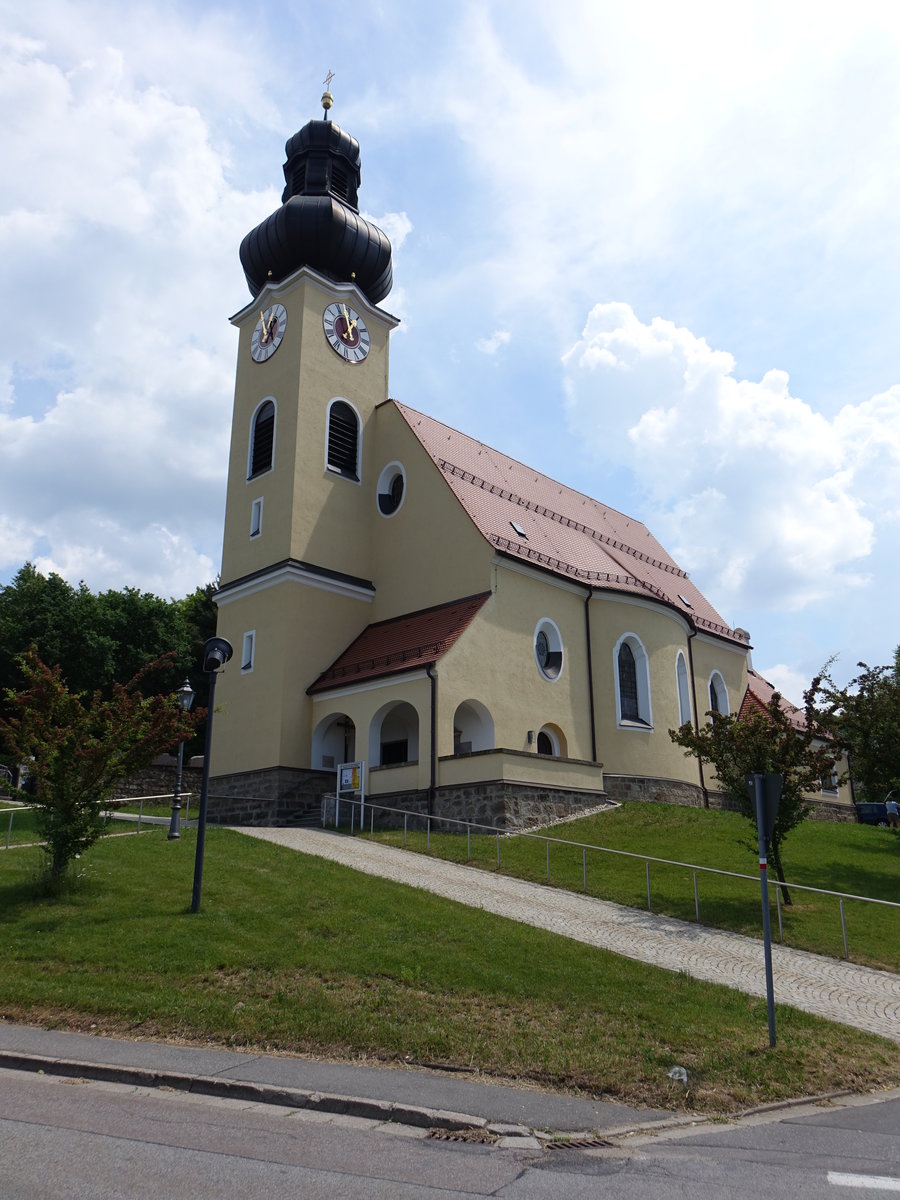Walting, kath. Expositurkirche St. Marien, neubarocker Saalbau mit eingezogenem Chor, Fassadenturm mit Zwiebelhaube, erbaut von 1913 bis 1914 (03.06.2017)