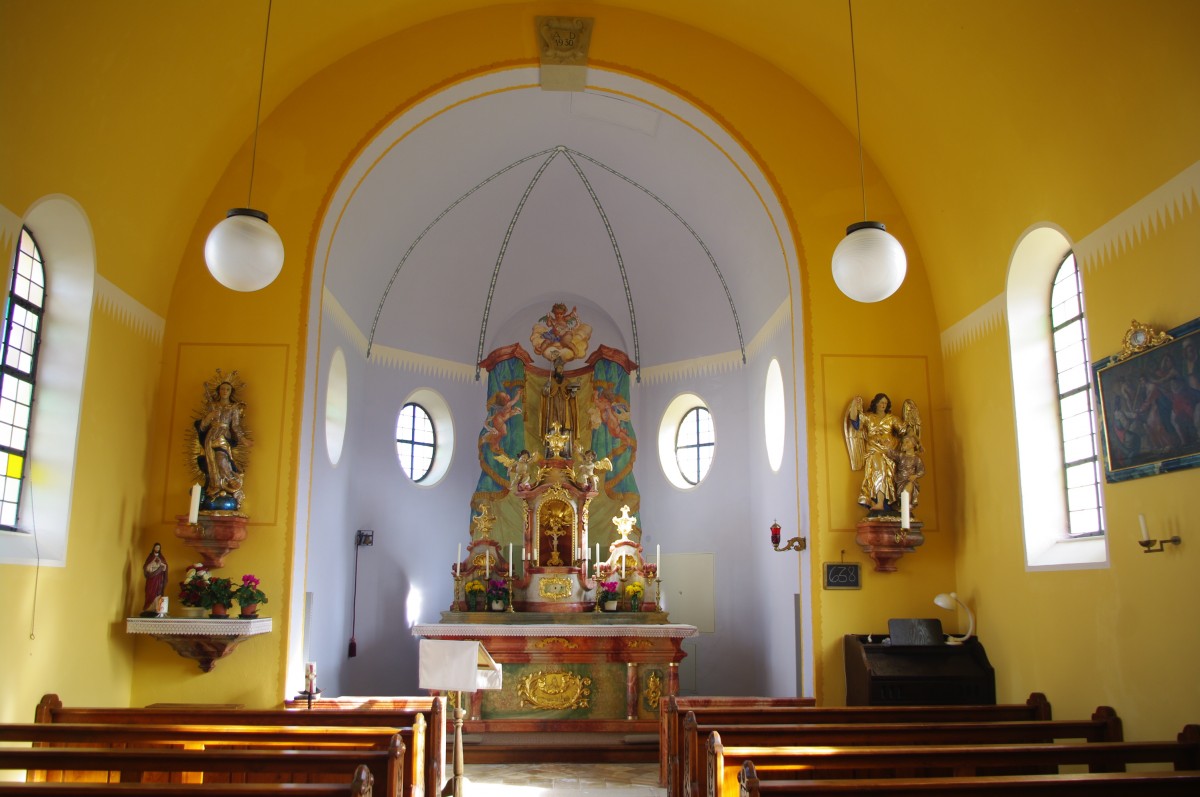 Walzlings, Altar von 1760 der St. Martin Kapelle, Holzfiguren aus dem 18. Jahrhundert am Chorbogen (03.11.2011)