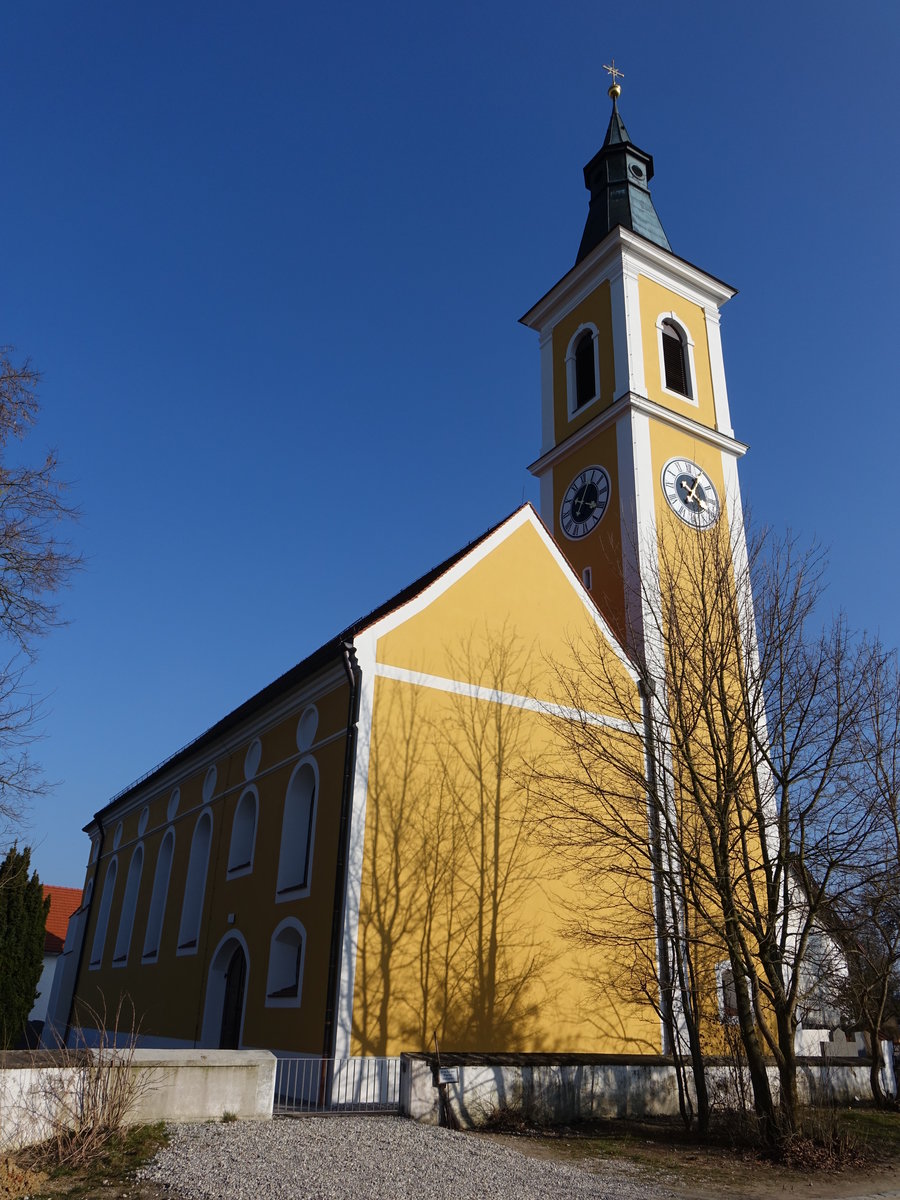 Wambach, kath. St. Lambertus Kirche, Saalbau mit eingezogenem polygonalem Chorabschluss, im Kern sptgotisch, 1699 erhht und gewlbt von Hans Kogler, 1887 verlngert (20.03.2016)