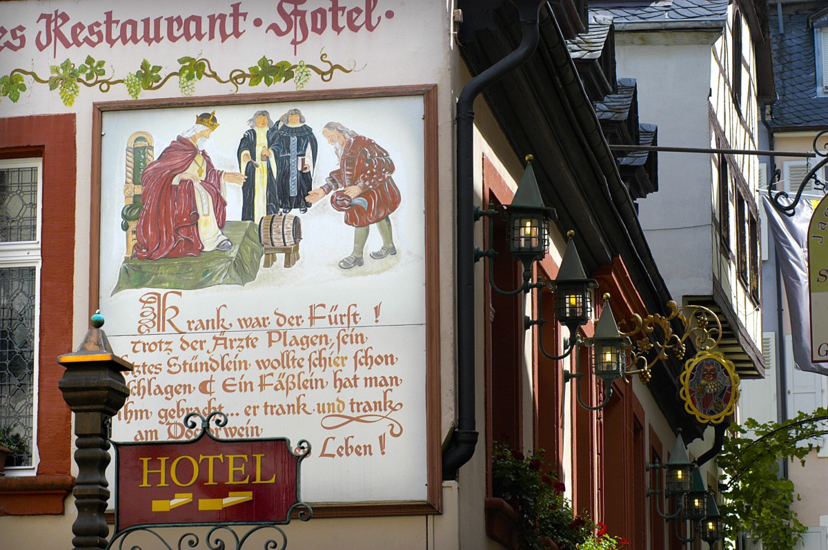 Wandbild des Hotels Doctor Weinstube in der Hebegasse in Bernkastel-Kues. Aufnahme: Juli 2007.