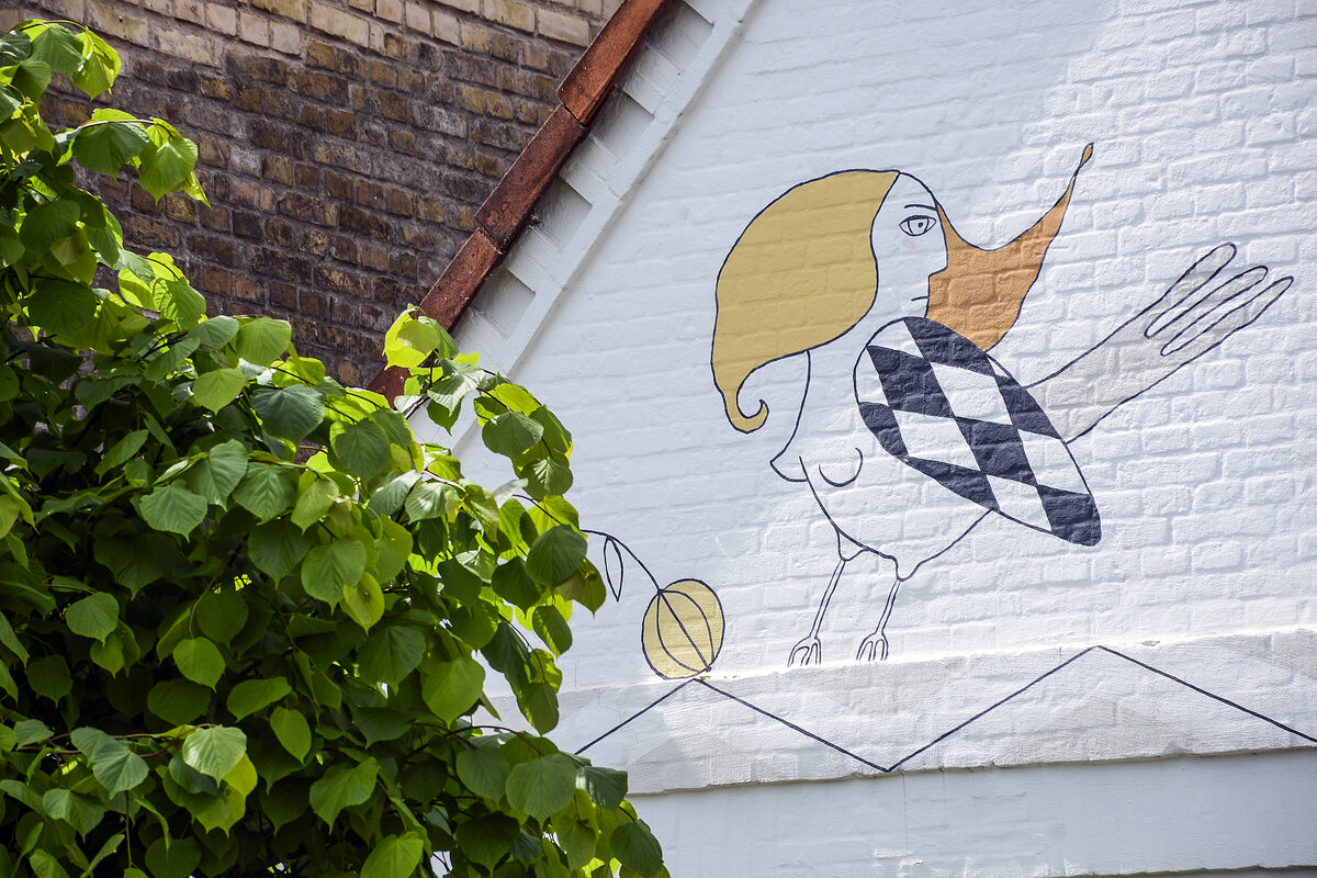 Wandmalerei an einer Hausfassade i Arnis (Angeln). Aufnahme: 22. Mai 2022.